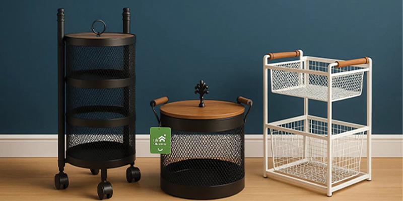 نظم‌دهنده کابینت و آشپزخانه شامل سبد چرخ‌دار مشکی، سبد فلزی درب‌دار با طراحی چوبی و ارگنایزر سفید دوطبقه؛ انتخابی شیک برای مرتب‌سازی وسایل آشپزخانه