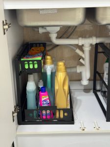 استند نظم‌دهنده هرمس مشکی کشویی دو طبقه داخل کابینت زیر سینک برای نگهداری مواد شوینده