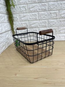 سبد دسته چوبی فلزی با کف چوبی مناسب برای نظم‌دهی آشپزخانه