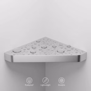 نمای نزدیک از شلف دیواری حمام سه گوش آلومینیومی ضدزنگ با قطرات آب روی سطح و آیکون‌های مقاومت در برابر رطوبت، وزن سبک و دوام بالا.