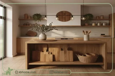 آشپزخانه مدرن با کابینت و جزیره چوبی، دارای وسایل چوبی آشپزخانه مانند تخته گوشت، کاسه و قاشق‌های چوبی در فضایی روشن و طبیعی