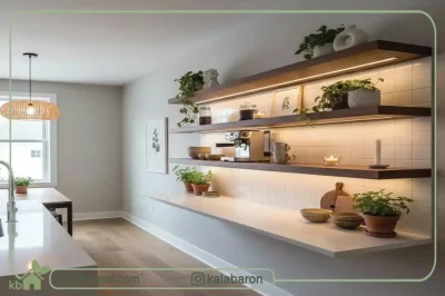 نمای آشپزخانه مدرن با قفسه‌های چوبی دیواری مجهز به نور مخفی، گلدان‌های کوچک گیاه سبز، وسایل چوبی تزئینی و دستگاه قهوه‌ساز روی قفسه، در فضایی روشن و مینیمال.