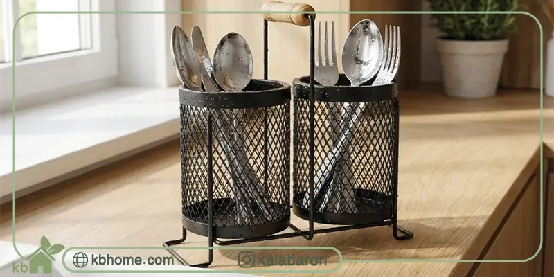 بهترین جاقاشقی کنار سینک فلزی توری در آشپزخانه مدرن