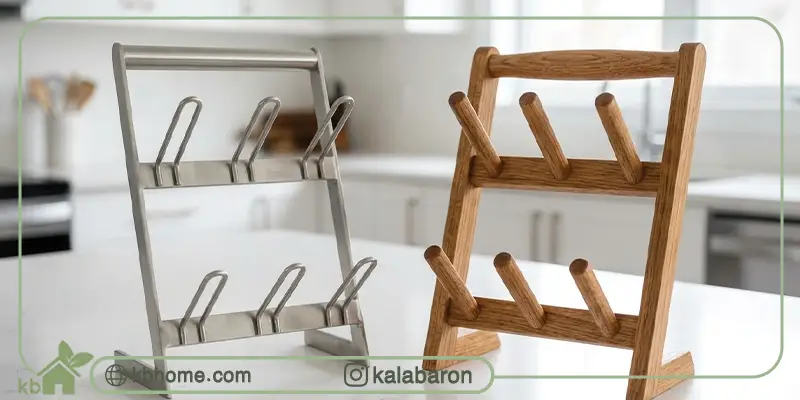 مقایسه دو مدل جا لیوانی چوبی و فلزی شامل یک جا لیوانی استیل و یک جا لیوانی چوبی، قرار گرفته روی کانتر سفید آشپزخانه مدرن.