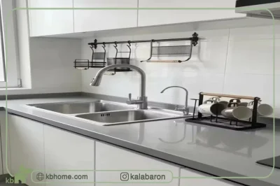 استند چوبی و فلزی فنجان و لیوان روی میز چوبی کنار پنجره آشپزخانه روشن و طبیعی