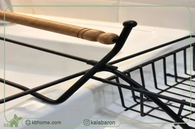 جزییات نزدیک از دسته چوبی و بدنه فلزی مشکی استند فنجان در کنار سینک آشپزخانه
جا لیوانی فلزی چوبی
