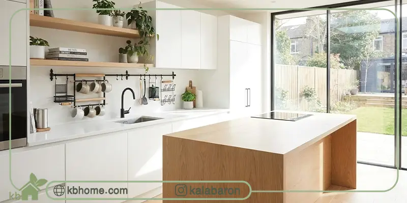 نمای کلی آشپزخانه مدرن با کابینت‌های سفید، جزیره چوبی و استند فنجان دیواری مشکی